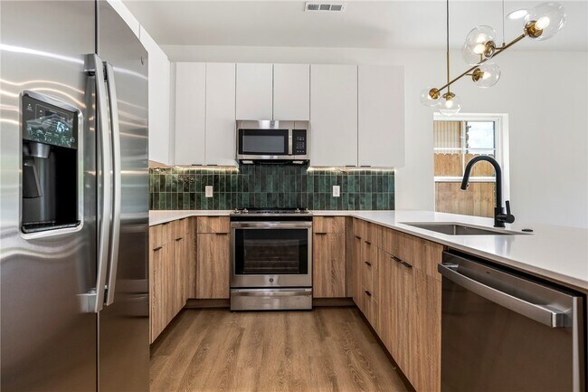 Building Photo - 949 SE 10th St