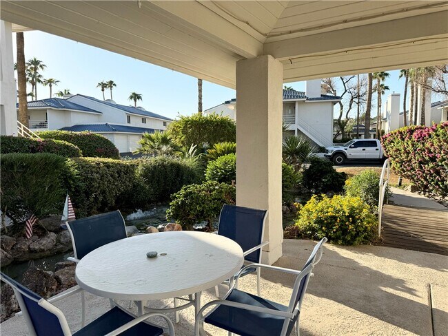 Building Photo - 1800 Club House Dr