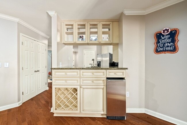 Building Photo - Magnolia Plaza -145 E. Magnolia, Unit 311