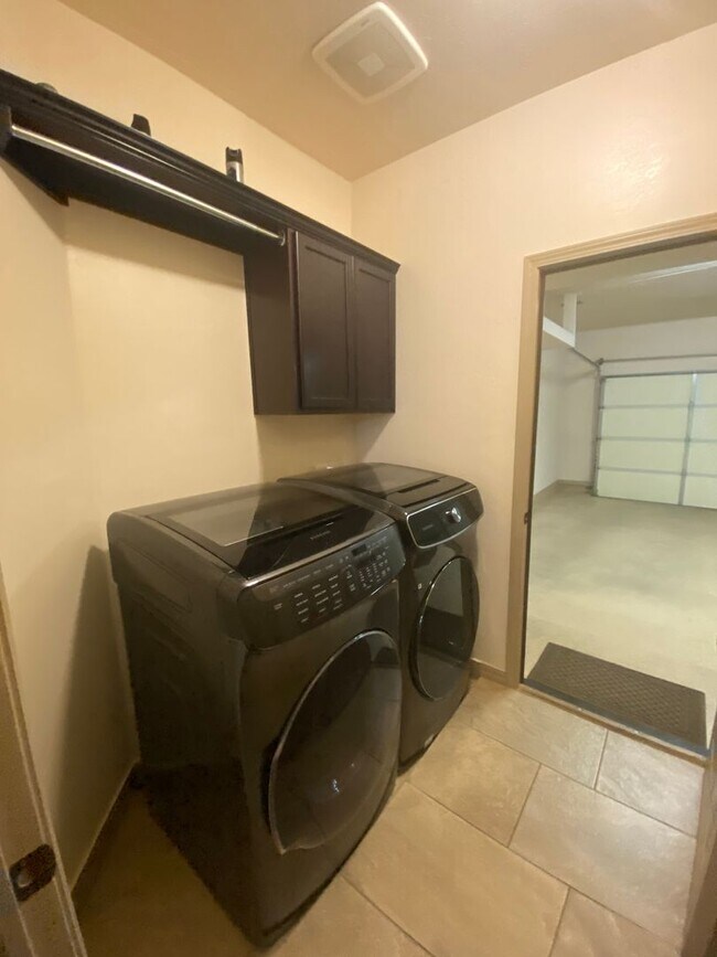 Building Photo - Beautiful 4 Bedroom, 3 Bathroom Home! Avai...