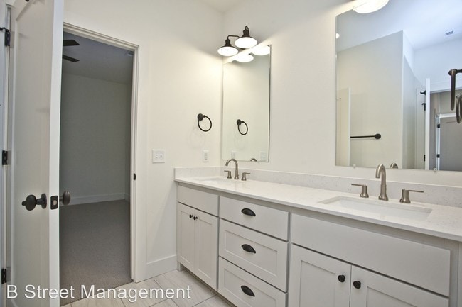 Building Photo - 4 br, 3.5 bath House - 329 SW D Street