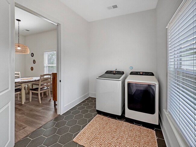 Building Photo - Newer Construction Meets Historic Cooper Young Charm • 5bd / 3ba
