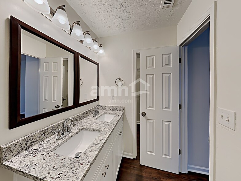 Building Photo - 126 Garden Walk