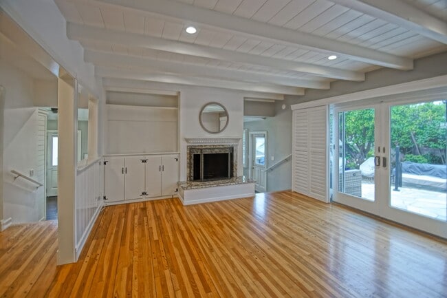 Building Photo - BEAUTIFULLY REMODELED, BRIGHT & AIRY HILLS...