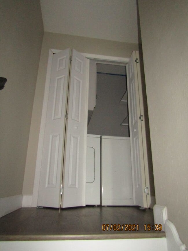 Building Photo - MACARTHUR AREA!! PETS NEGOTIABLE WITH OWNE...