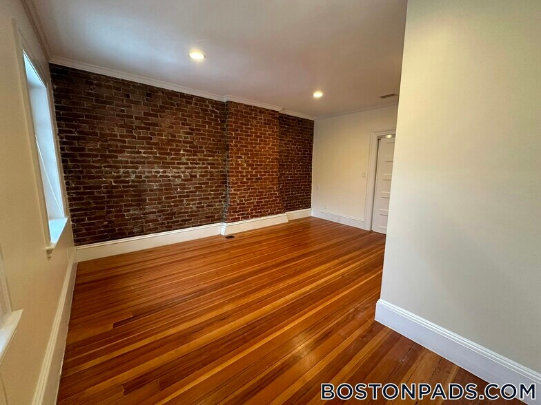 Building Photo - 1616 Beacon St
