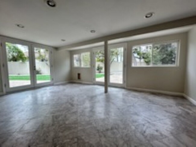 Building Photo - Spacious 5 Bedroom in Mission Viejo!