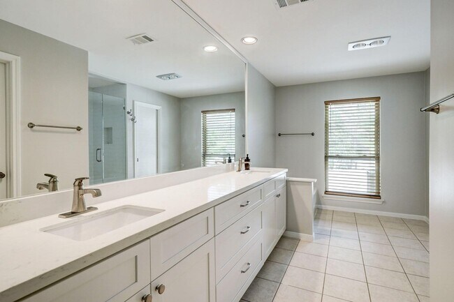 Building Photo - 201 Vanderpool Ln