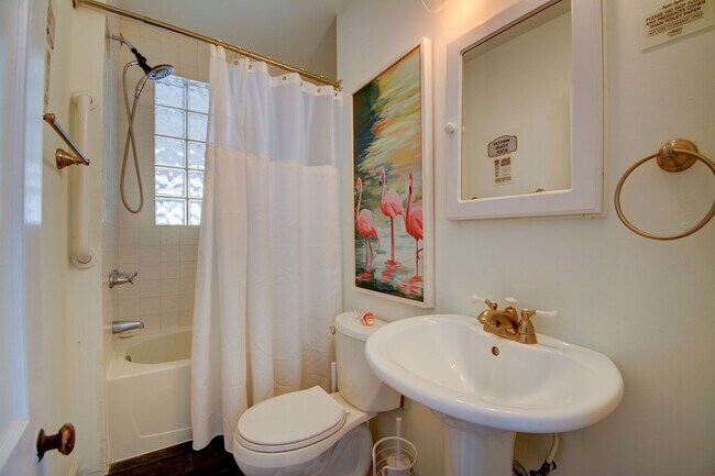 Building Photo - Off Season Coastal Cottage September 2026 through Mid February 2027- Fully Furnished- 3 Month Min...