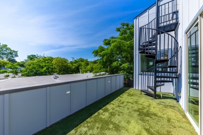 Building Photo - 2014 E 9th St