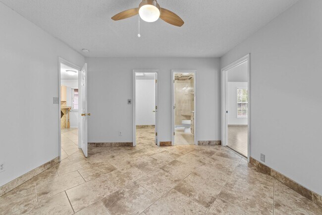 Building Photo - Spacious 3 Bedroom, 2 Bath with huge livin...
