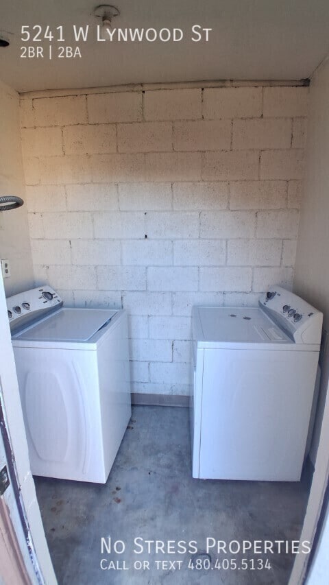 Building Photo - 5241 W Lynwood St