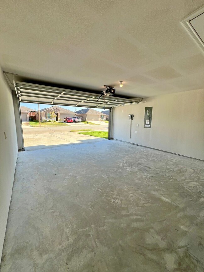 Building Photo - 5529 Rollins Dr