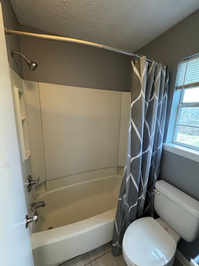 Building Photo - 2 bedroom/2.5 bath in Brentwood (Nipper's Corner)