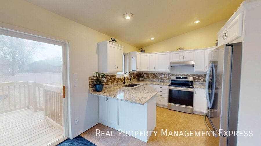 Building Photo - Stunning 4-Bedroom 2-Bathroom Home with Fully Fenced Yard