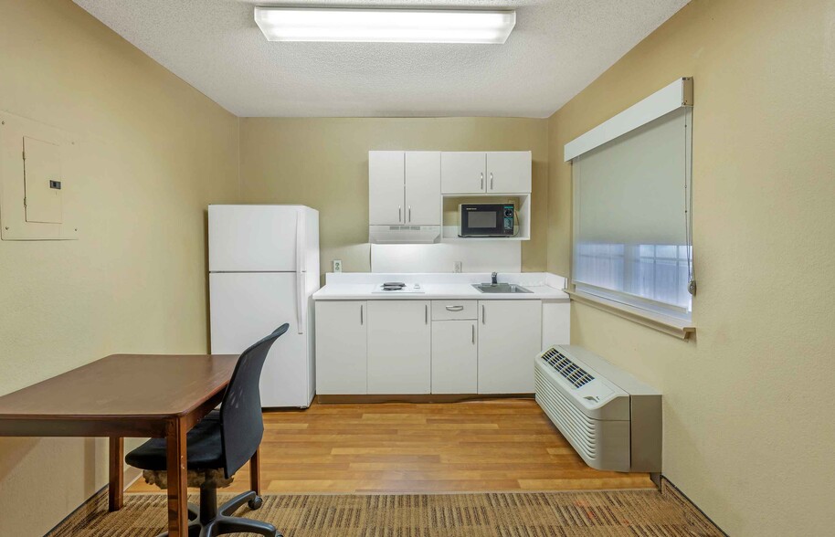 Building Photo - Furnished Studio-Greensboro - Wendover Ave...