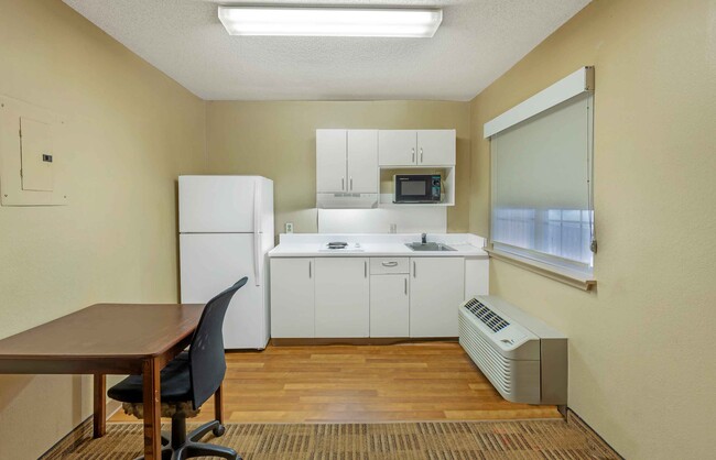 Building Photo - Furnished Studio-Greensboro - Wendover Ave...