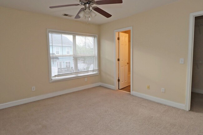 Building Photo - 223 Forest Green Dr