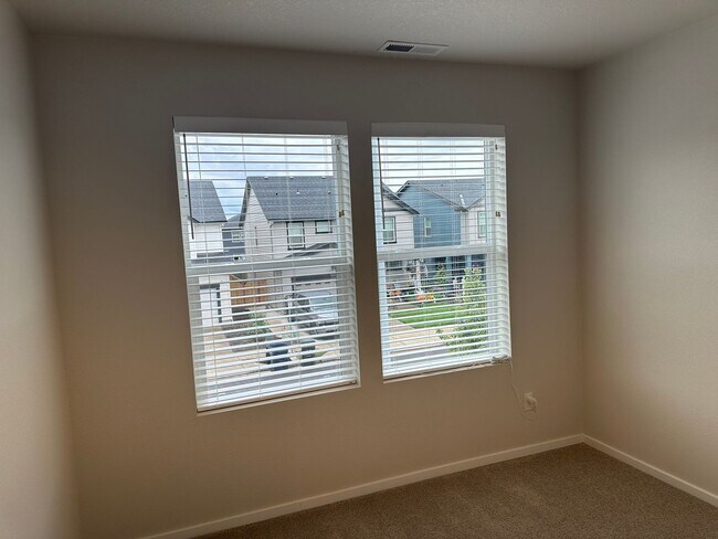 Building Photo - Newer 4 bedroom 2.5 bathroom house! AVAILA...