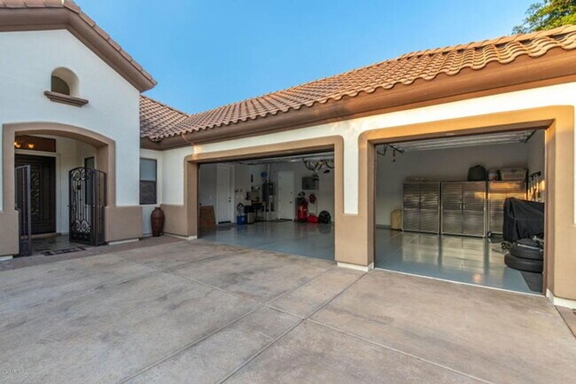 Building Photo - 908 Elm St