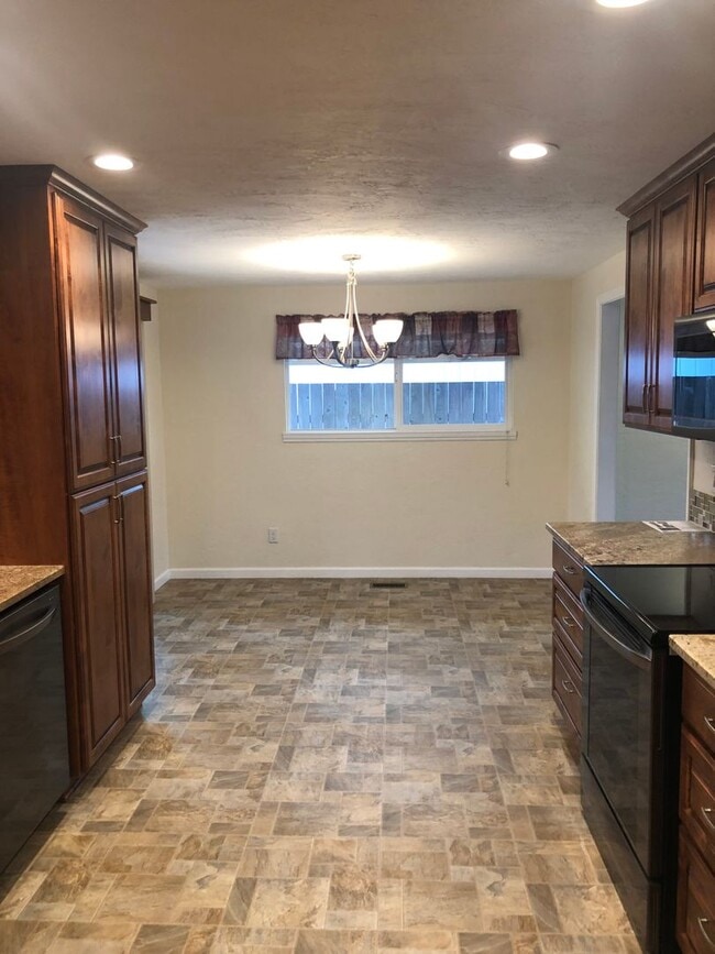 Building Photo - Spacious 3-bedroom, 2 bath home in SE Albany