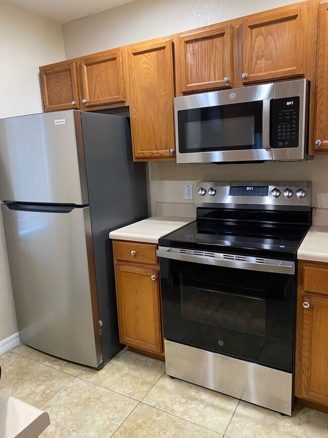 Building Photo - 4 bedroom and 3 bathroom Townhouse