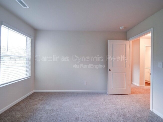 Building Photo - 916 S Battleground Ave