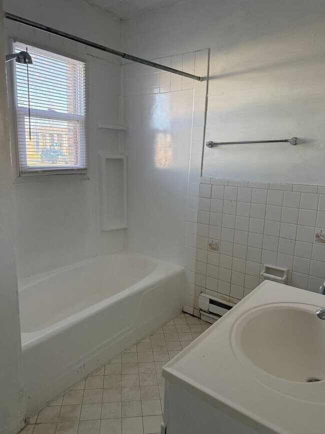 Building Photo - Spacious 1 Bed 1 Bath in the heart of Speedway!