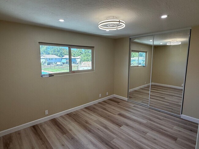 Building Photo - 1048 Mohr Ln