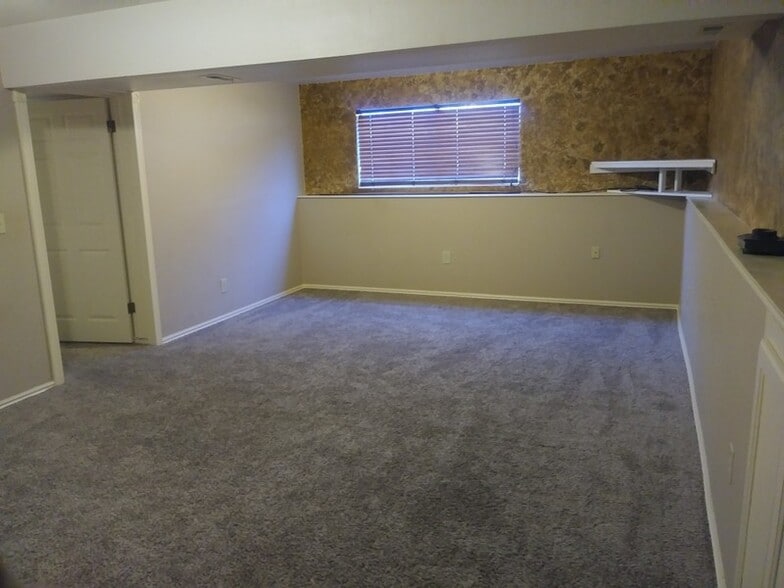 Building Photo - 1375 E 550 S