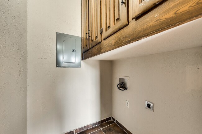 Building Photo - Adorable Townhome featuring 3 Bedrooms + Office In Prime Location