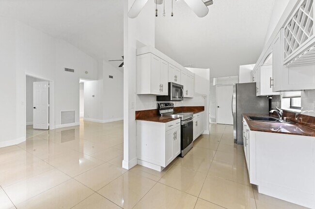 Building Photo - 5421 Helene Cir