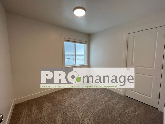 Building Photo - 3 Bed, 2 Bath Town Home w/ 2 Car Garage - BRAND NEW - Idaho Falls