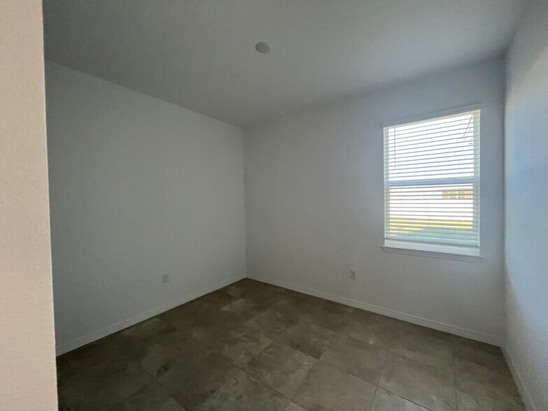 Building Photo - 5728 SW 71st Ct