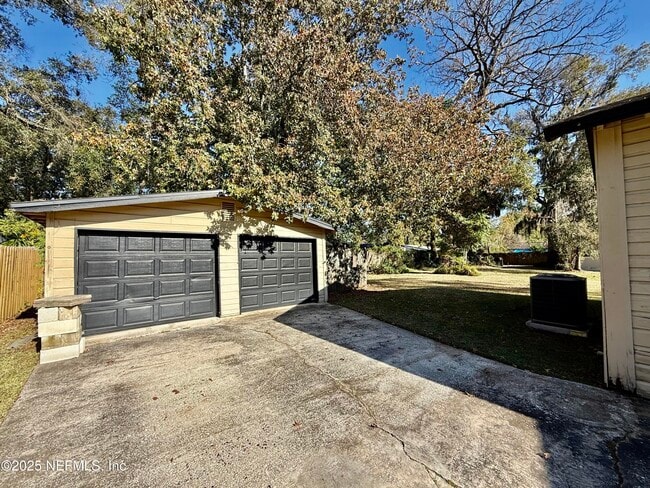 Building Photo - 625 Meteor St