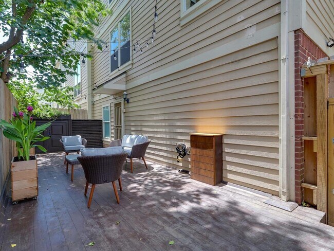 Building Photo - 1706 Tuam St