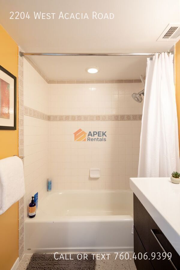 Building Photo - 2204 W Acacia Rd