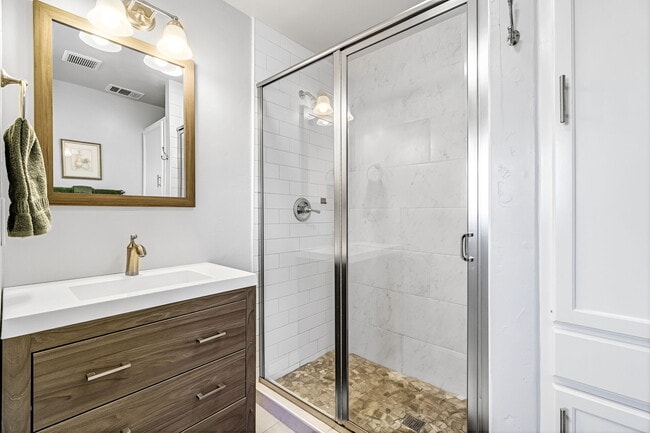 Building Photo - 4134 N Maroa Ave