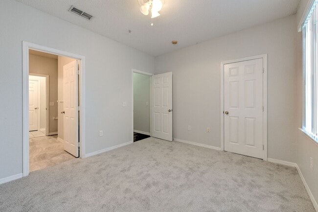 Building Photo - Very nicely upgraded  2bed/2bath 2nd floor...