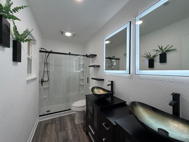 Building Photo - Renovated 4/2 in Beautiful Lago Vista Location