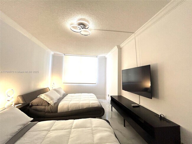 Building Photo - 6039 Collins Ave