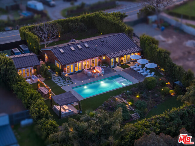 Building Photo - 6540 Dume Dr