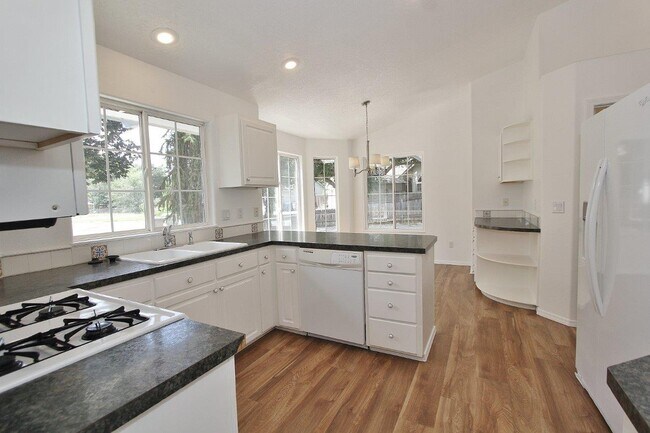 Building Photo - 608 Smith Ct