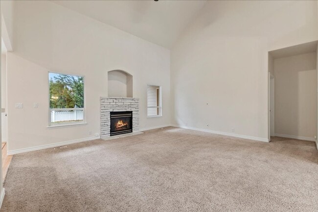 Building Photo - Quiet, Convenient, and Spacious 5 Bedroom 4 Bathroom Home