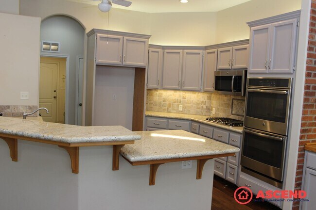 Building Photo - Spacious 4 Bed / 2 Bath Home with Pool & Fireplace in Northwest Bakersfield (93312)