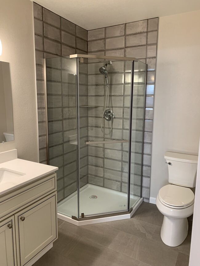 Primary bathroom - 871 Burbank Dr