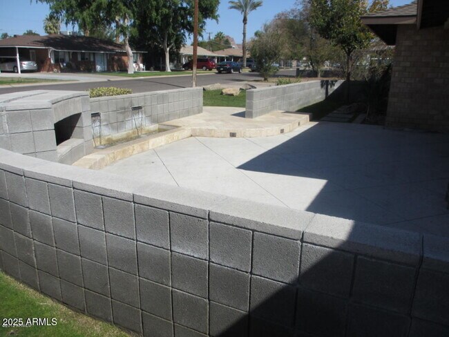 Building Photo - 3015 E Montecito Ave