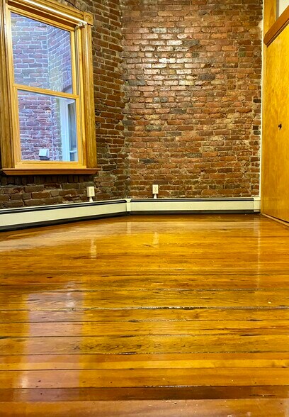 Building Photo - 69 Baldwin St