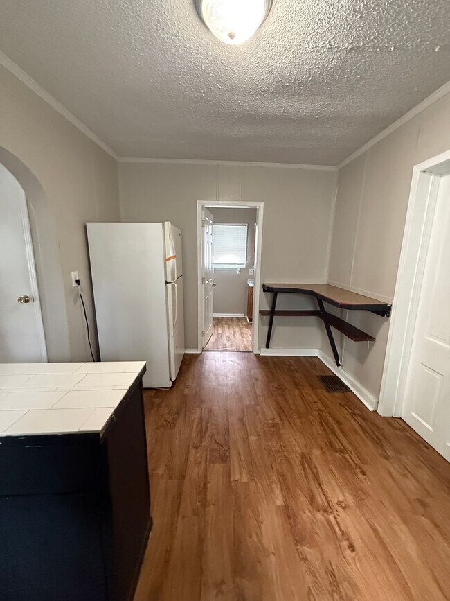 Building Photo - 2 Bed 1 Bath - Off Street Parking/Washer Dryer Hook Up!