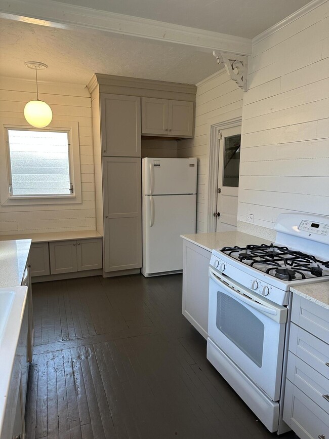 Building Photo - 229 Lakeland Dr